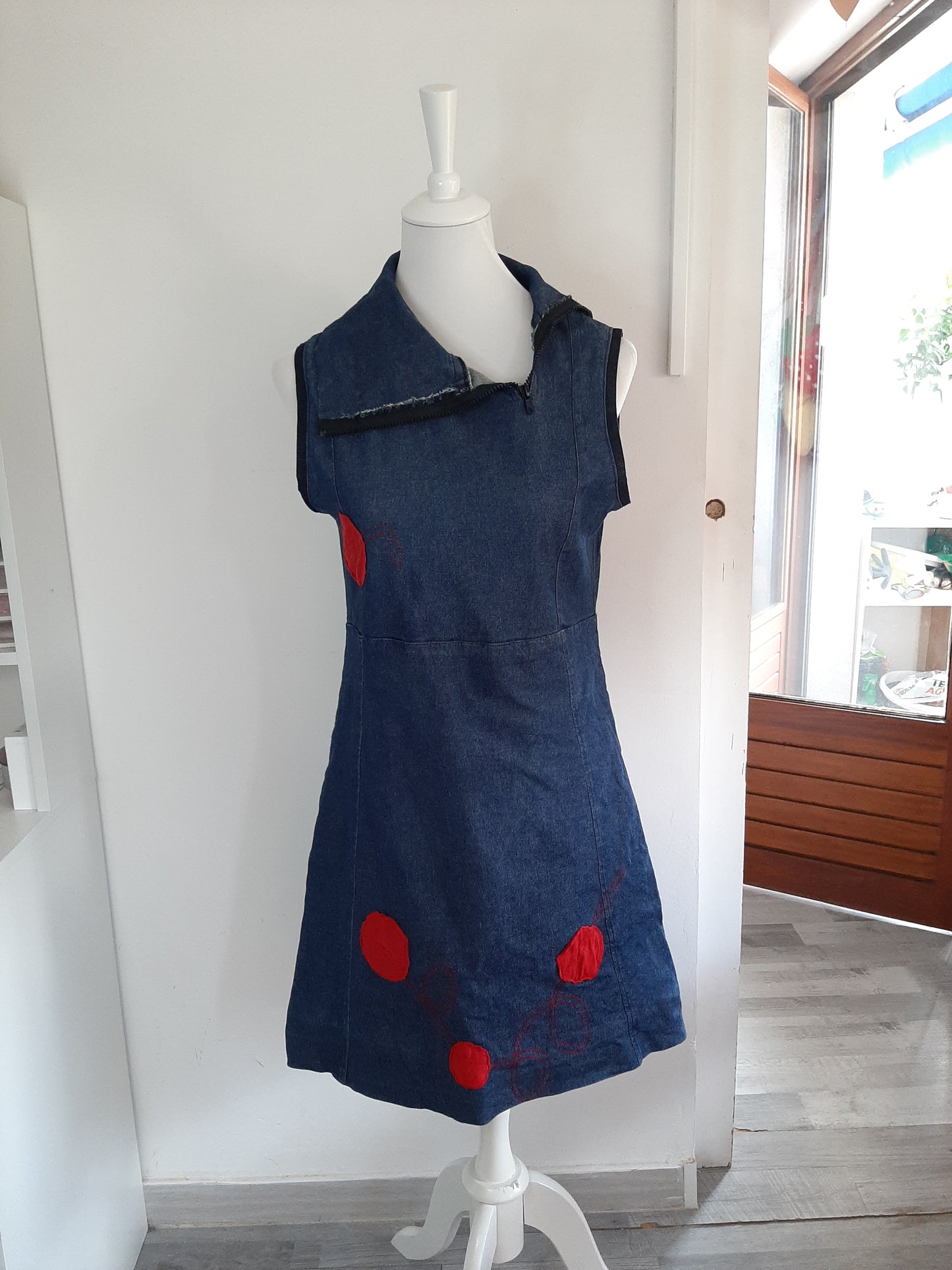 Robe en jean avec motif rond rouge