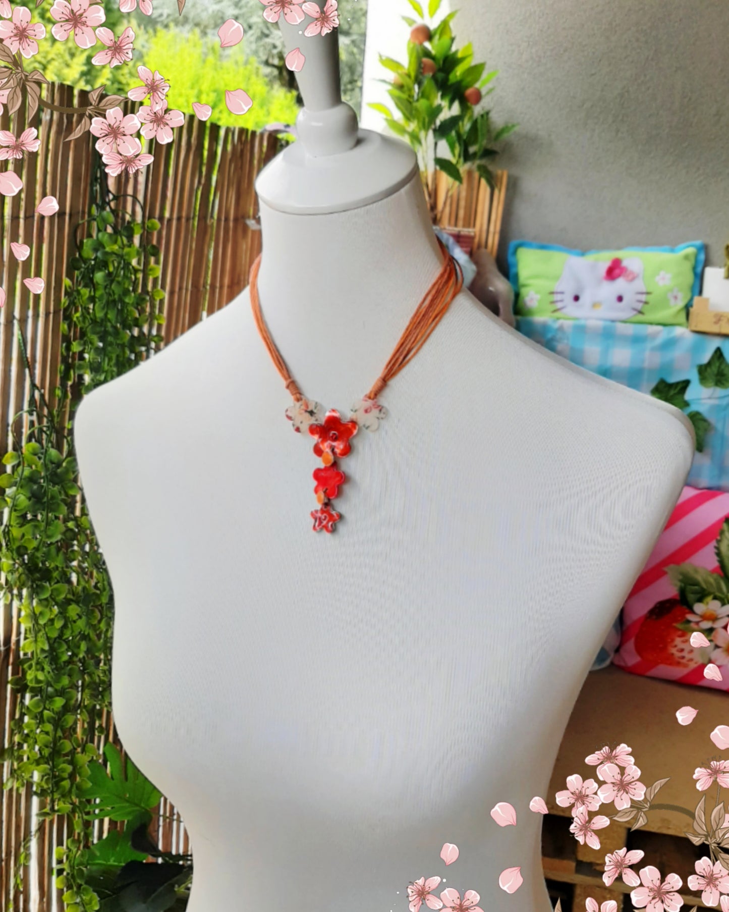 Collier orange et ses fleurs rouges