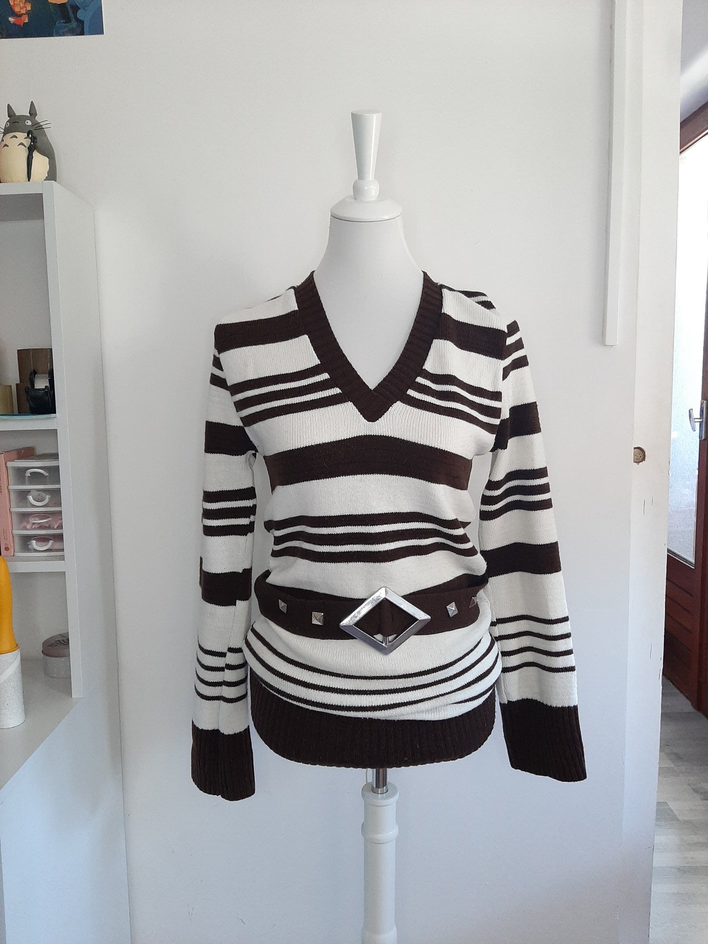 Pull à rayure blanche et marron avec ceinture