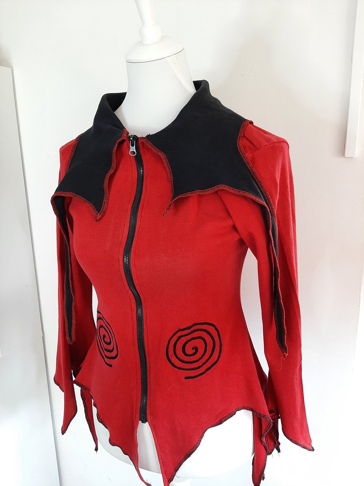 Sweat rouge et noir style diable