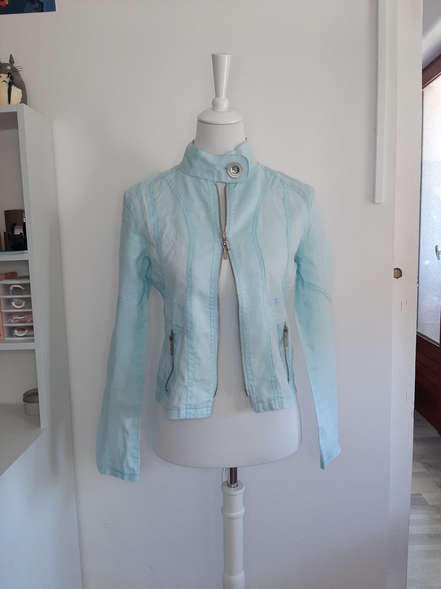 Veste légère bleu clair et sa fermeture éclair