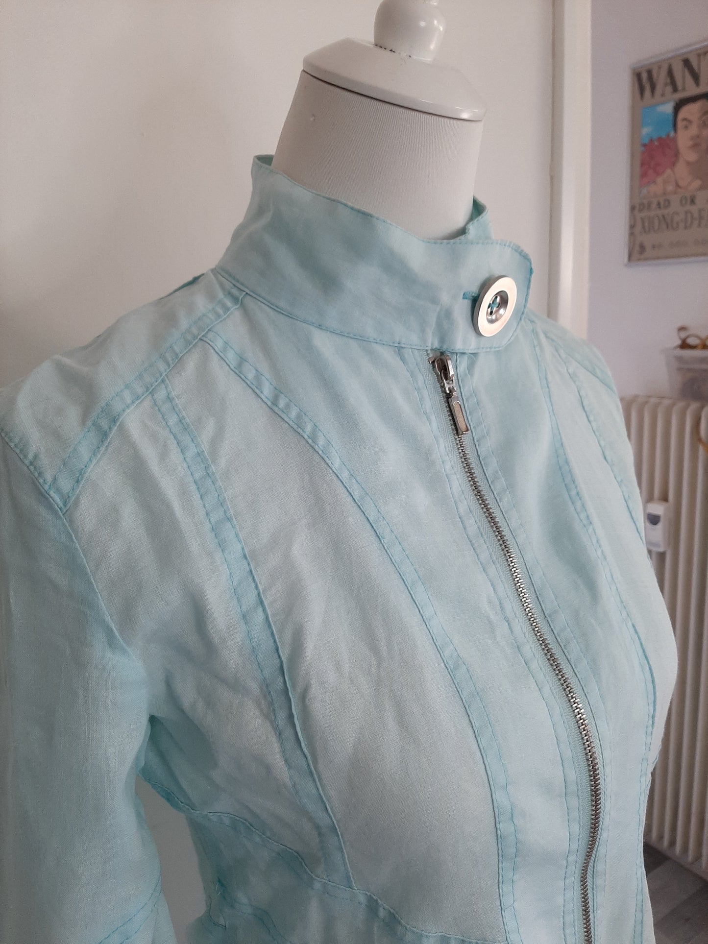 Veste légère bleu clair et sa fermeture éclair