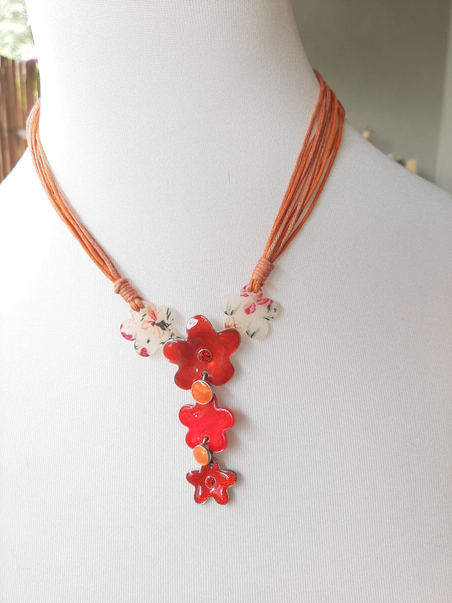 Collier orange et ses fleurs rouges