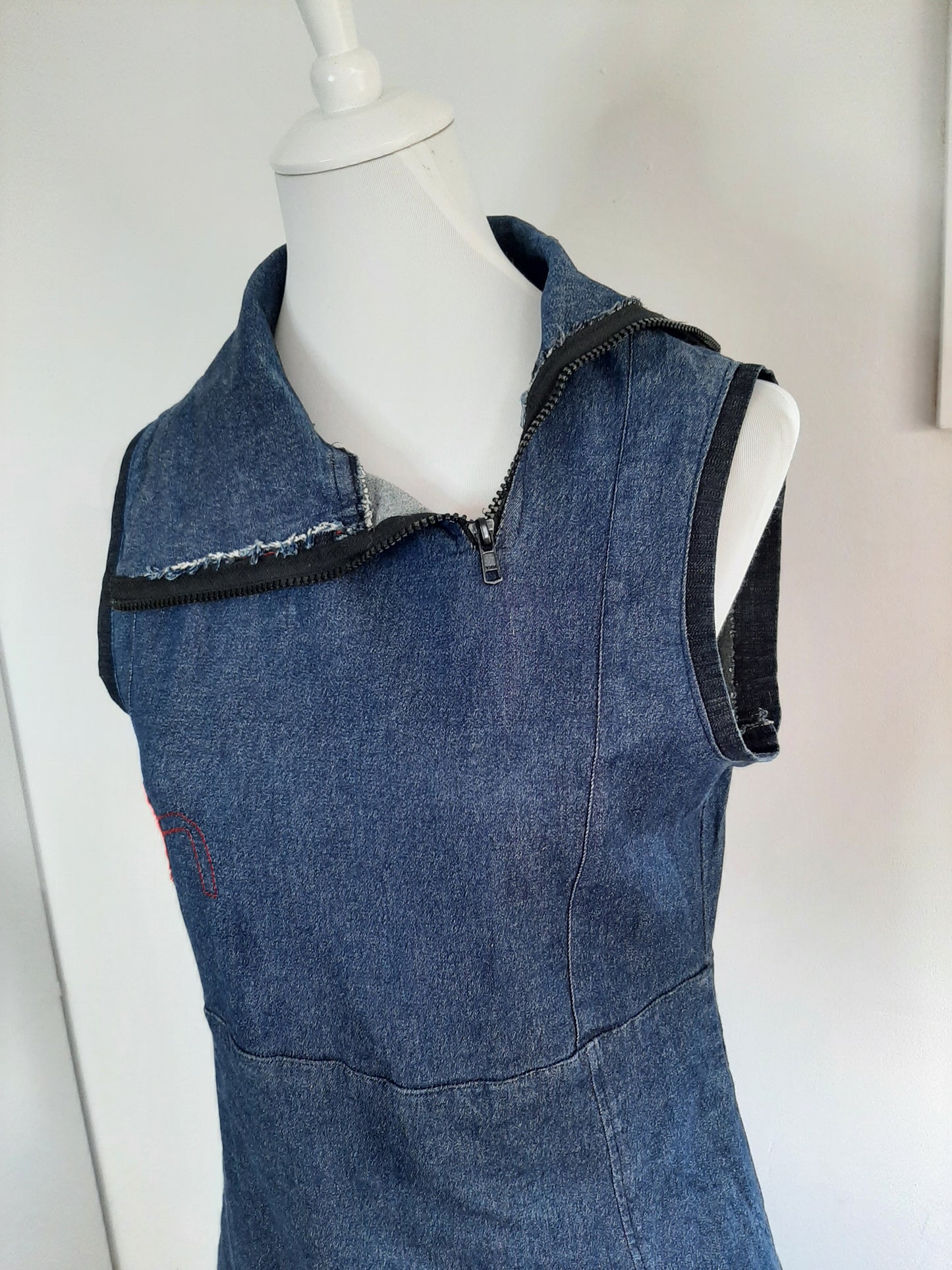Robe en jean avec motif rond rouge