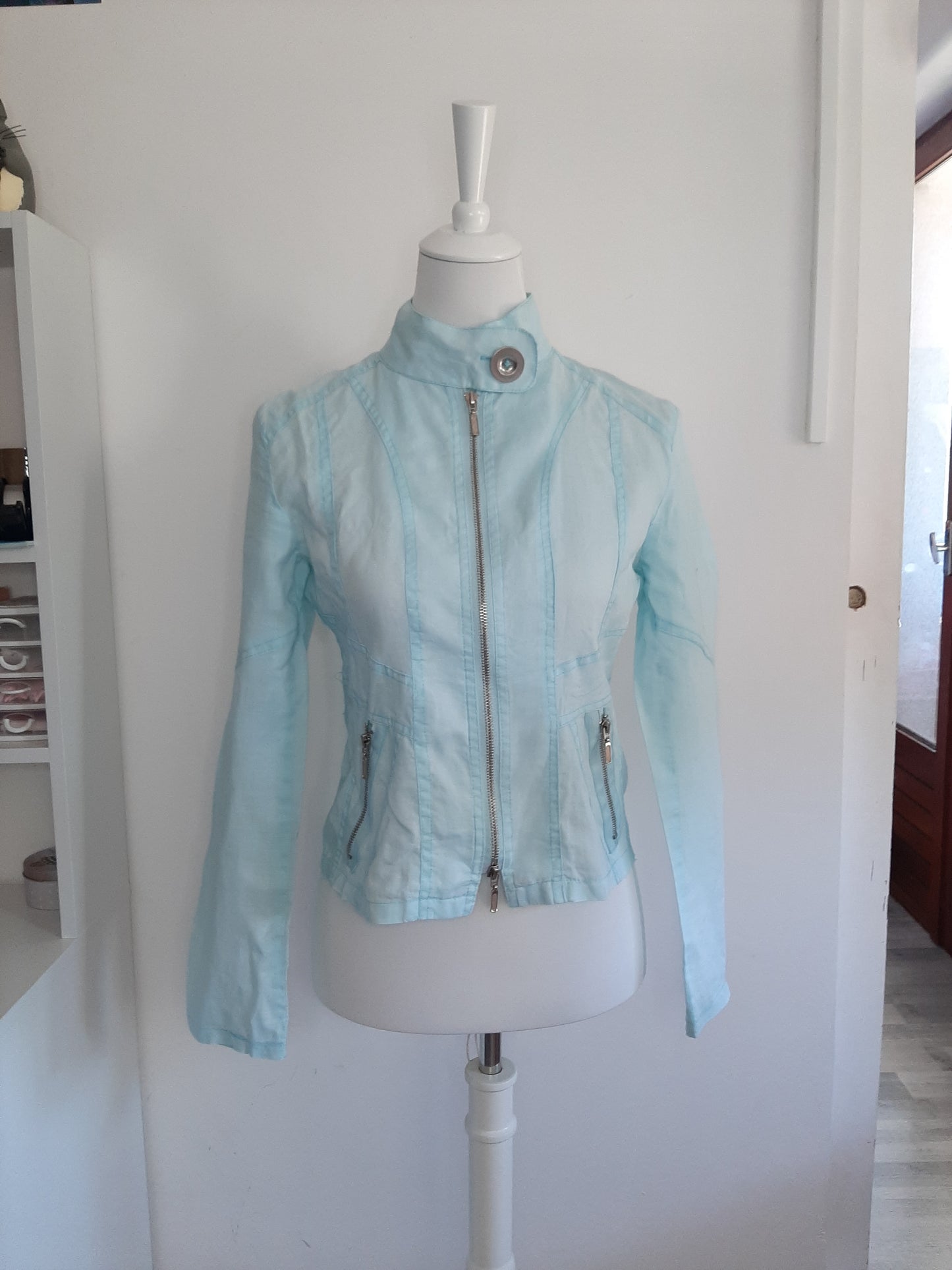 Veste légère bleu clair et sa fermeture éclair