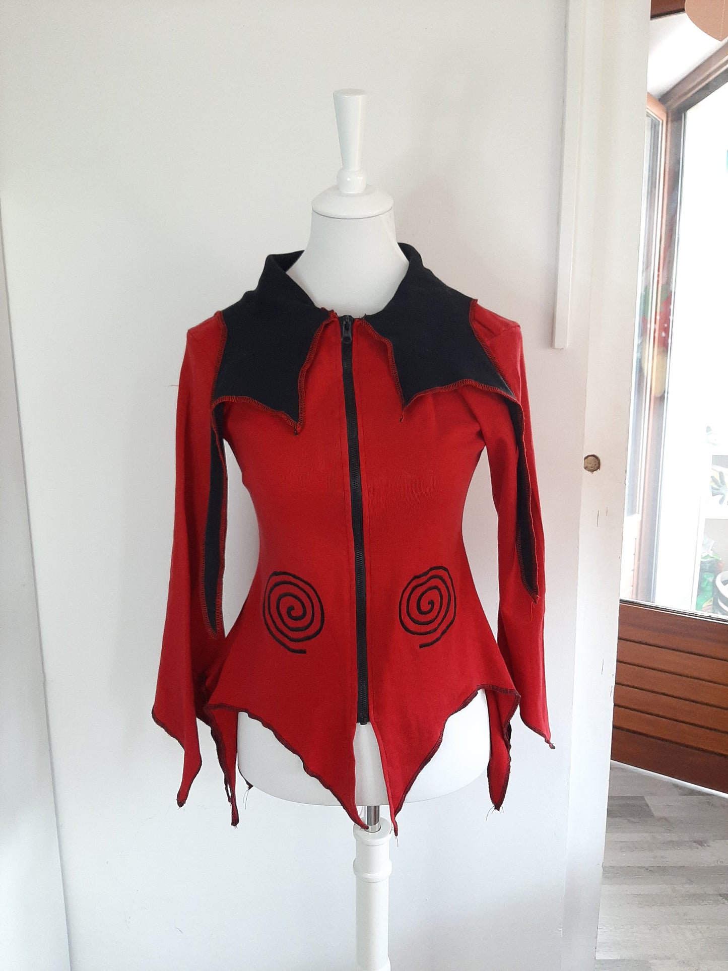 Sweat rouge et noir style diable