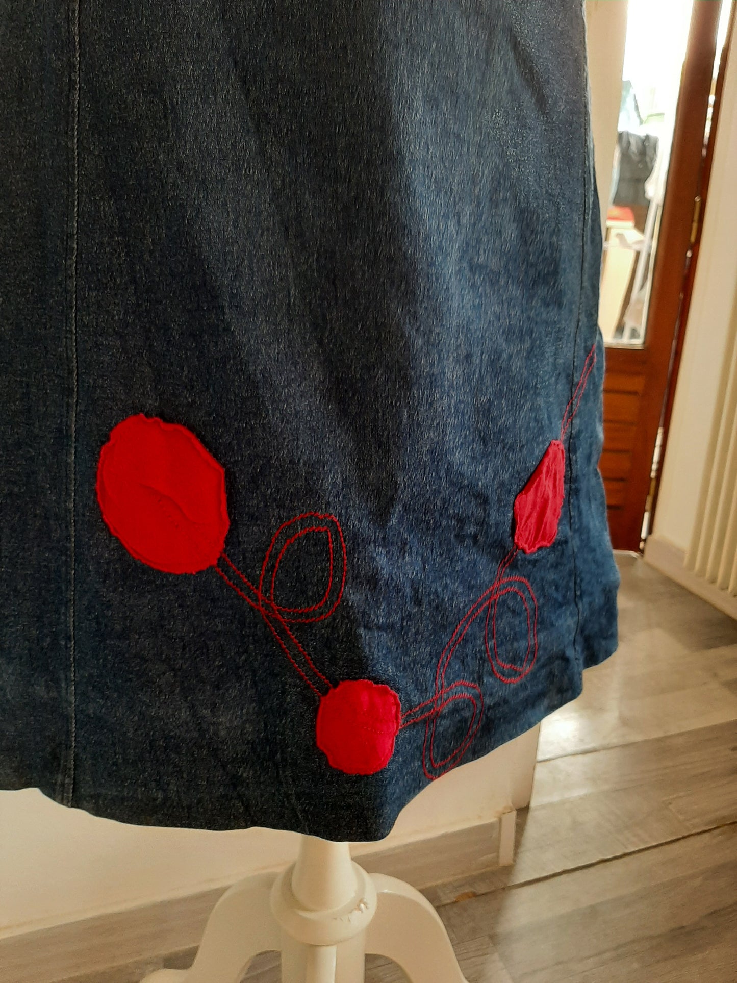 Robe en jean avec motif rond rouge