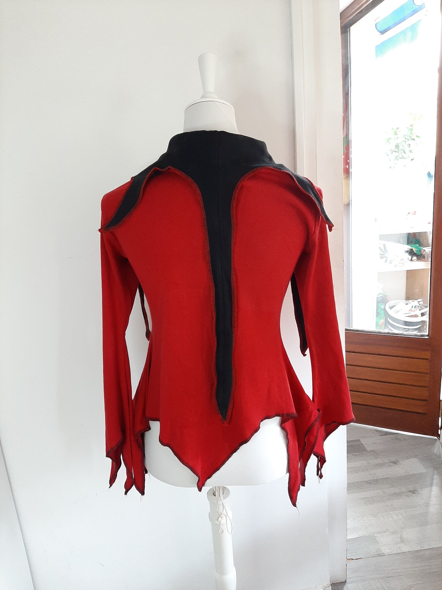Sweat rouge et noir style diable