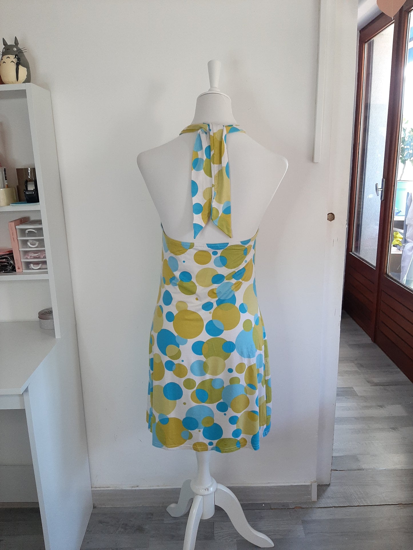 Robe dos nu blanche avec pois bleu et vert
