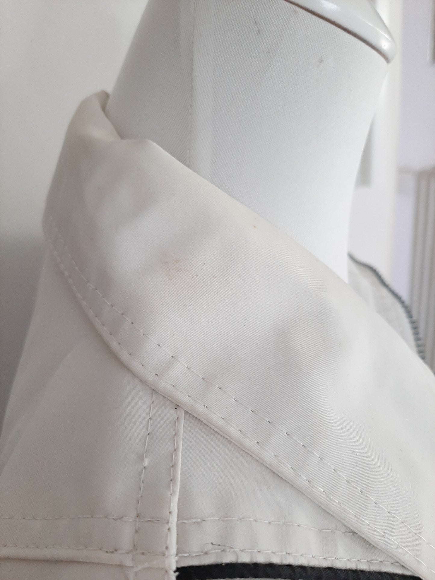 Veste imperméable blanc et noir