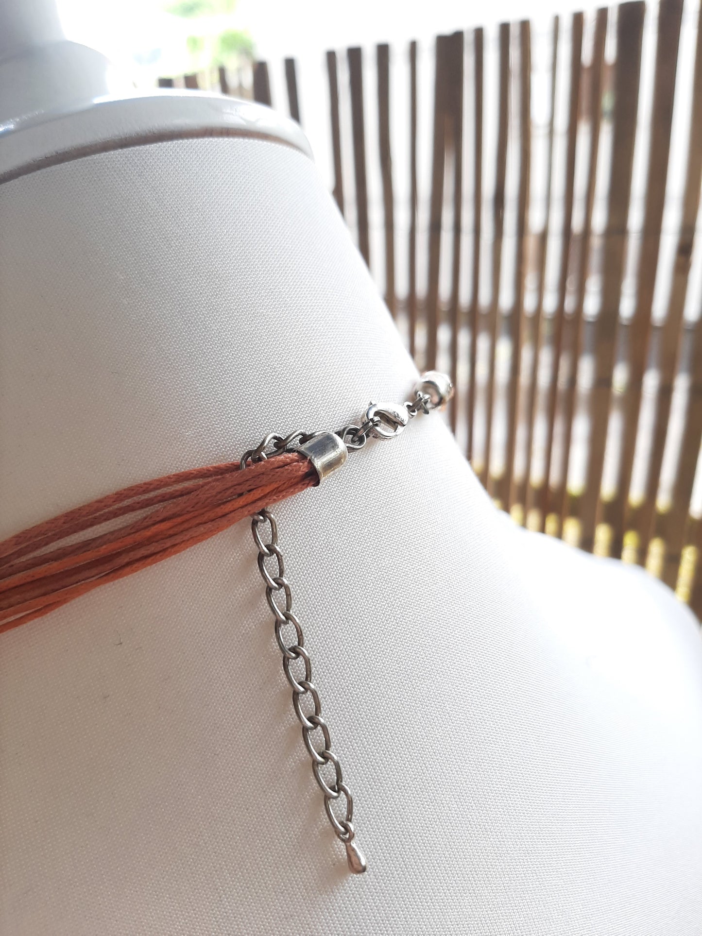 Collier orange et ses fleurs rouges