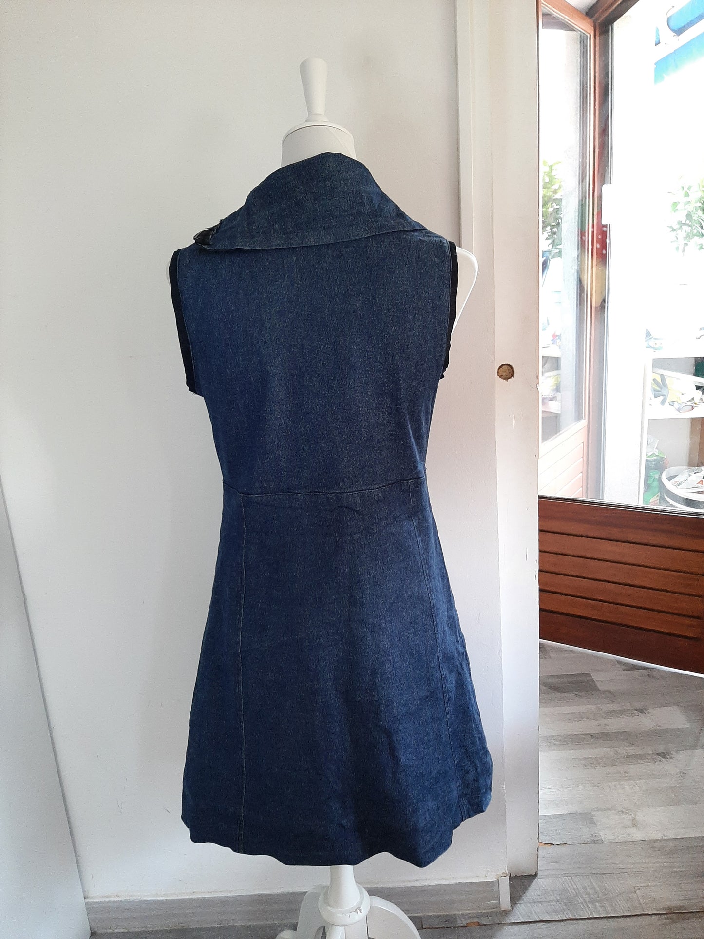 Robe en jean avec motif rond rouge