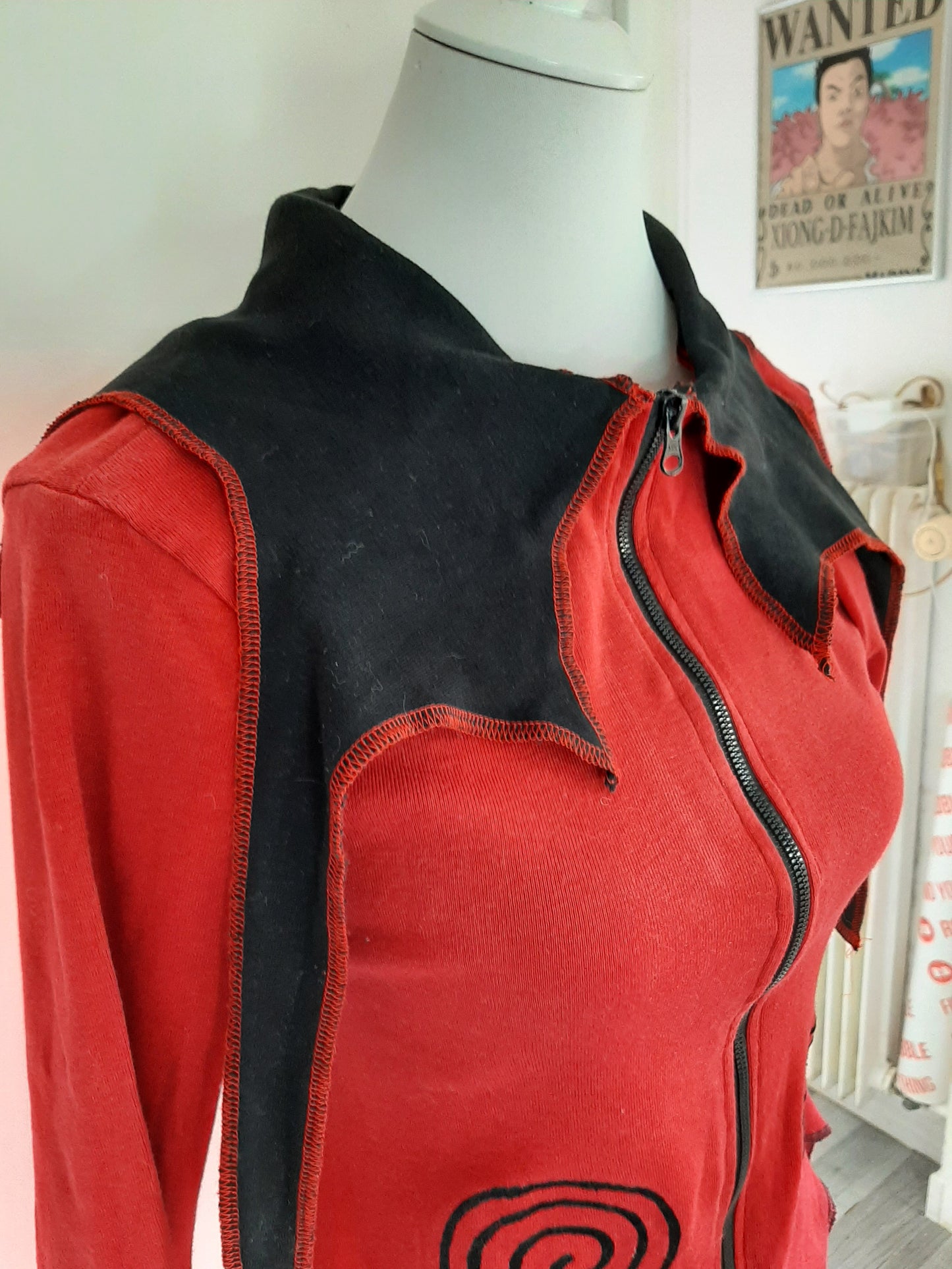Sweat rouge et noir style diable