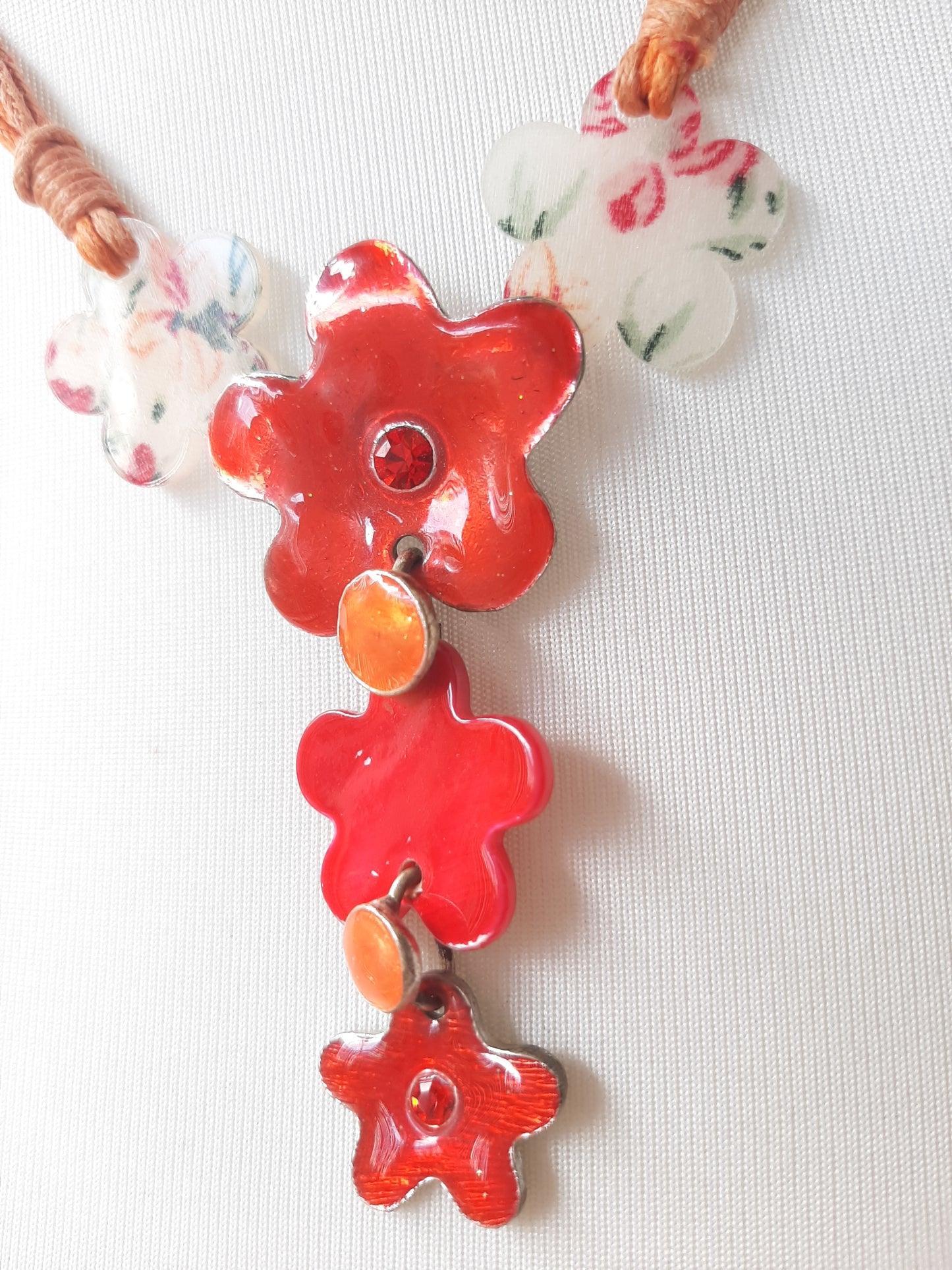 Collier orange et ses fleurs rouges
