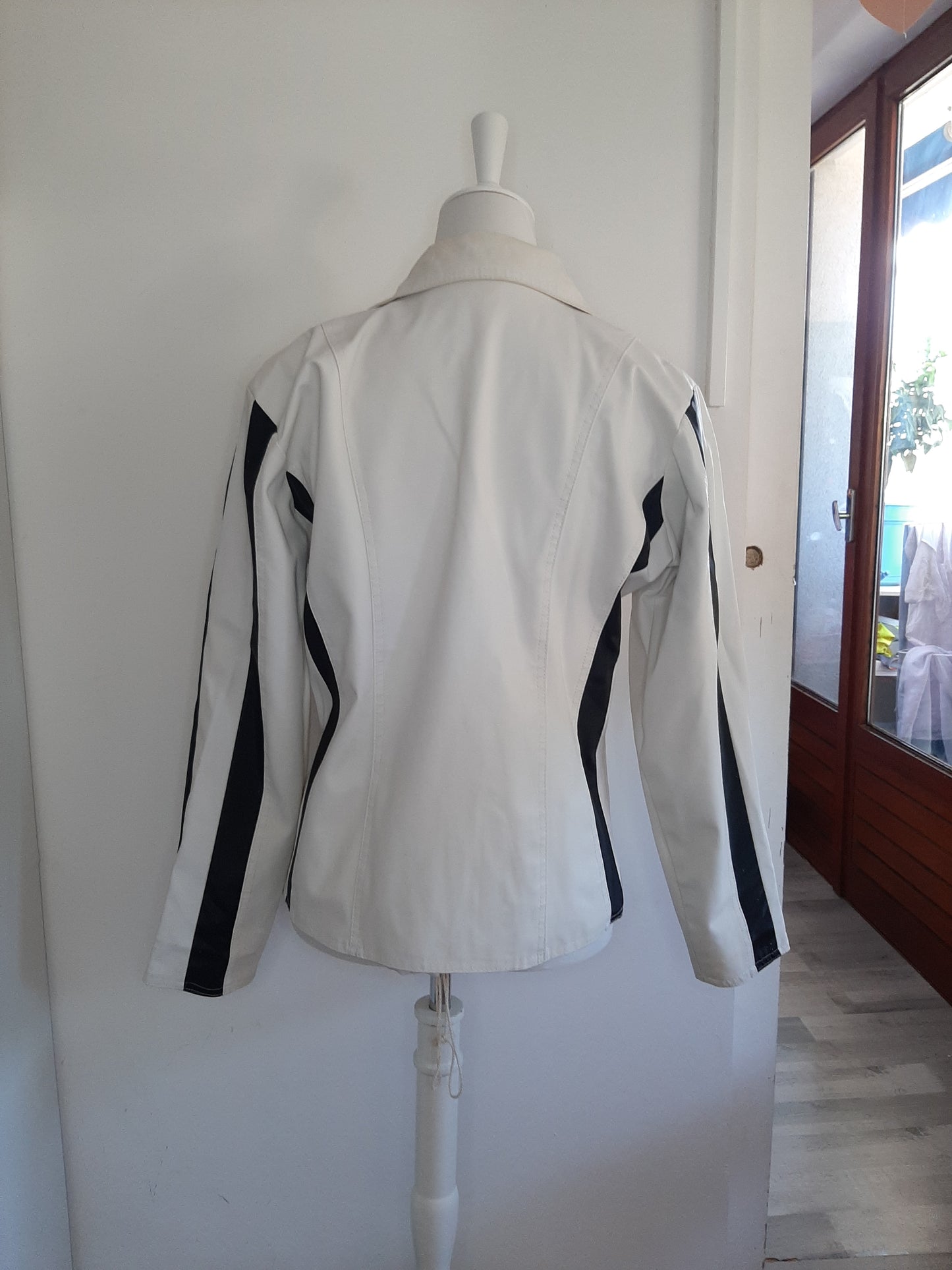 Veste imperméable blanc et noir