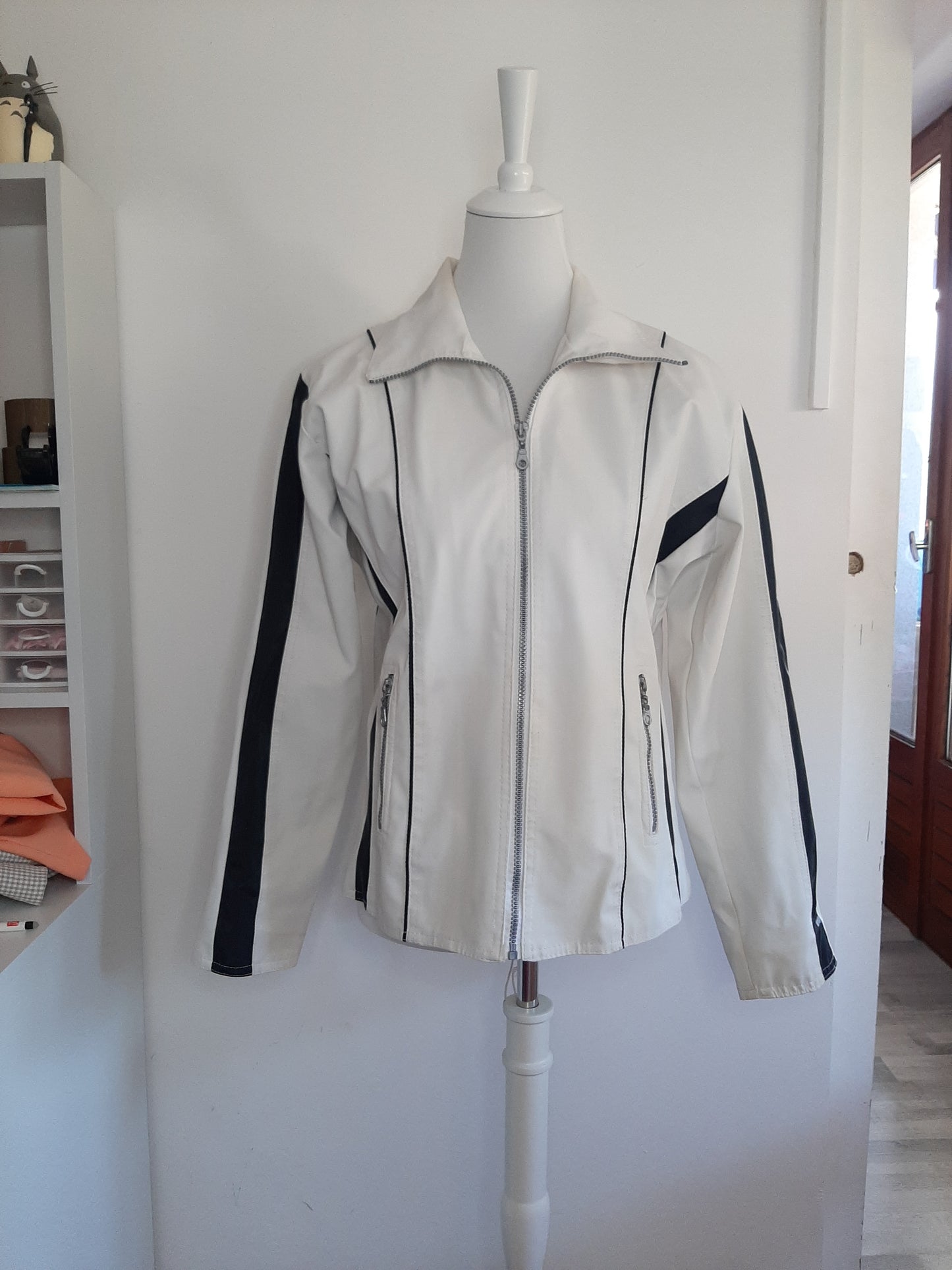 Veste imperméable blanc et noir