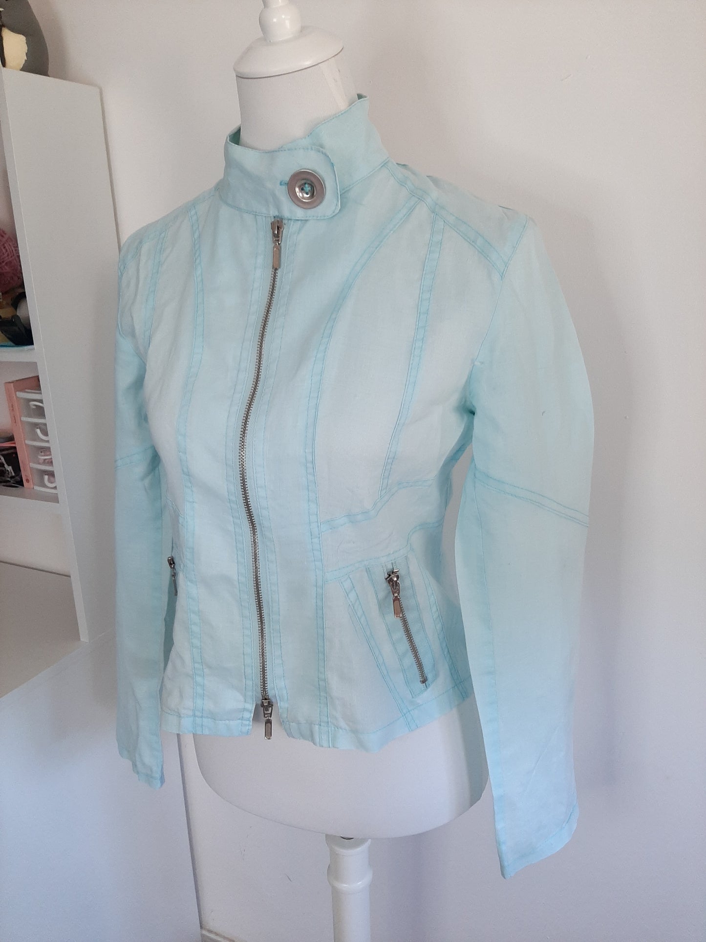 Veste légère bleu clair et sa fermeture éclair