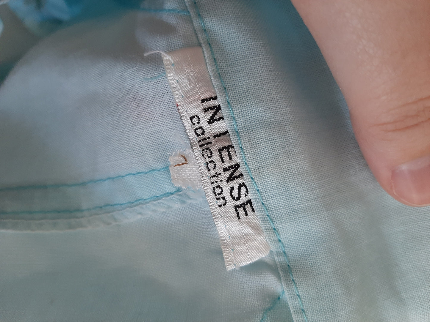 Veste légère bleu clair et sa fermeture éclair
