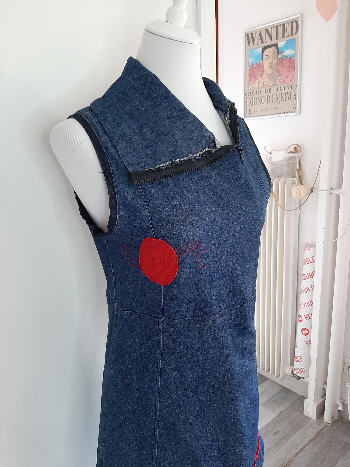 Robe en jean avec motif rond rouge