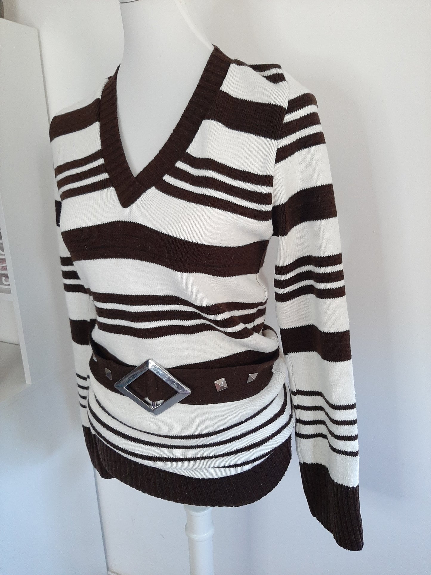 Pull à rayure blanche et marron avec ceinture
