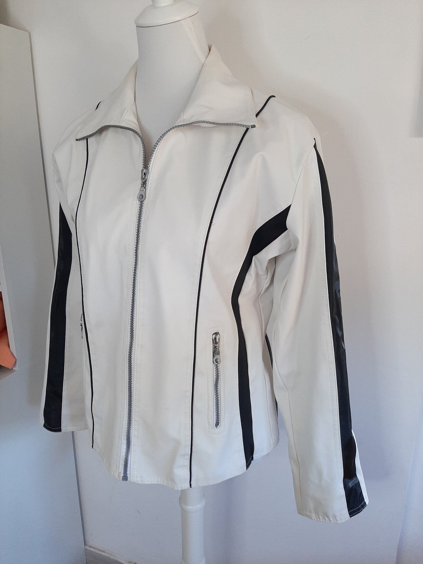Veste imperméable blanc et noir