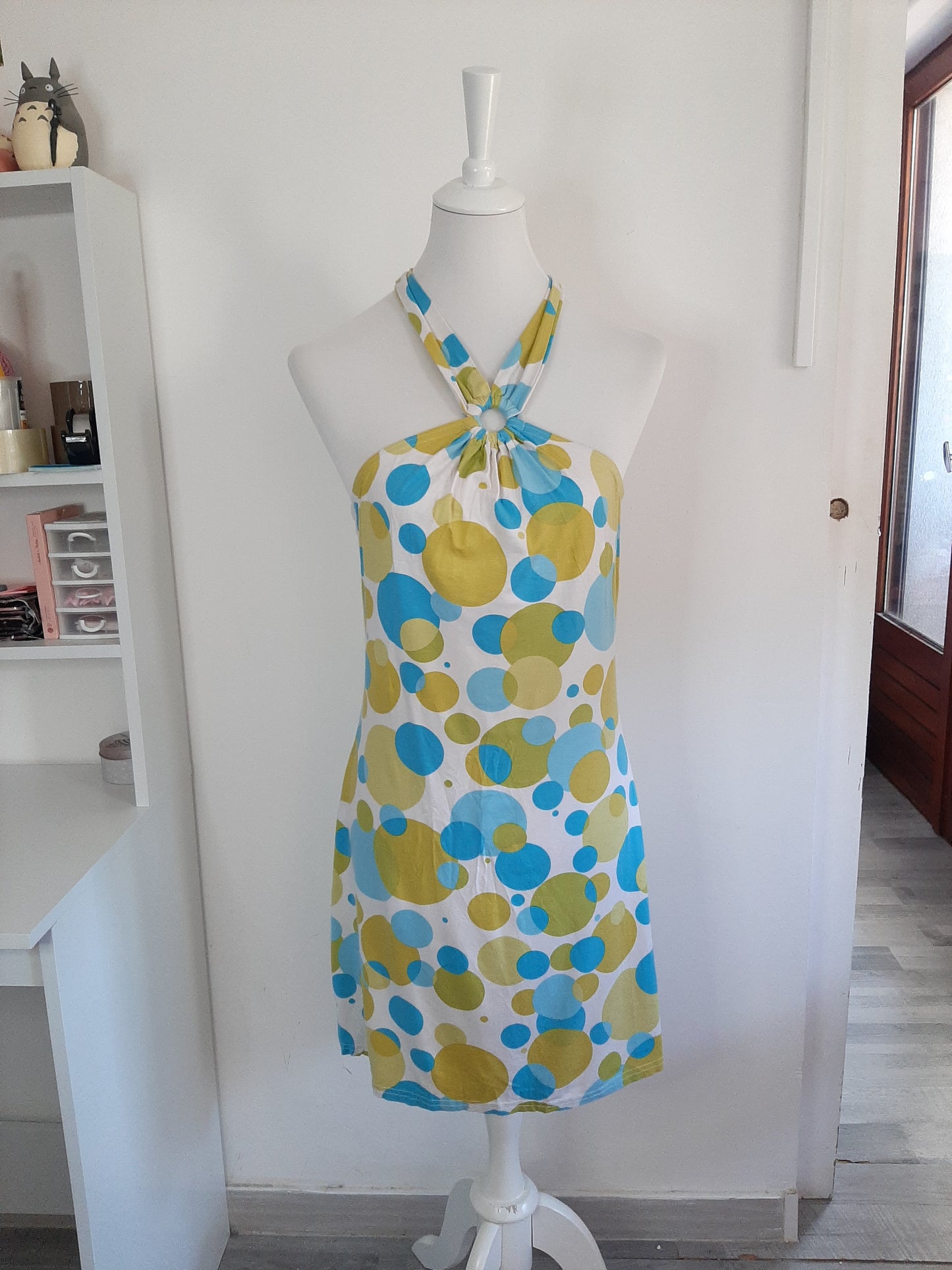 Robe dos nu blanche avec pois bleu et vert