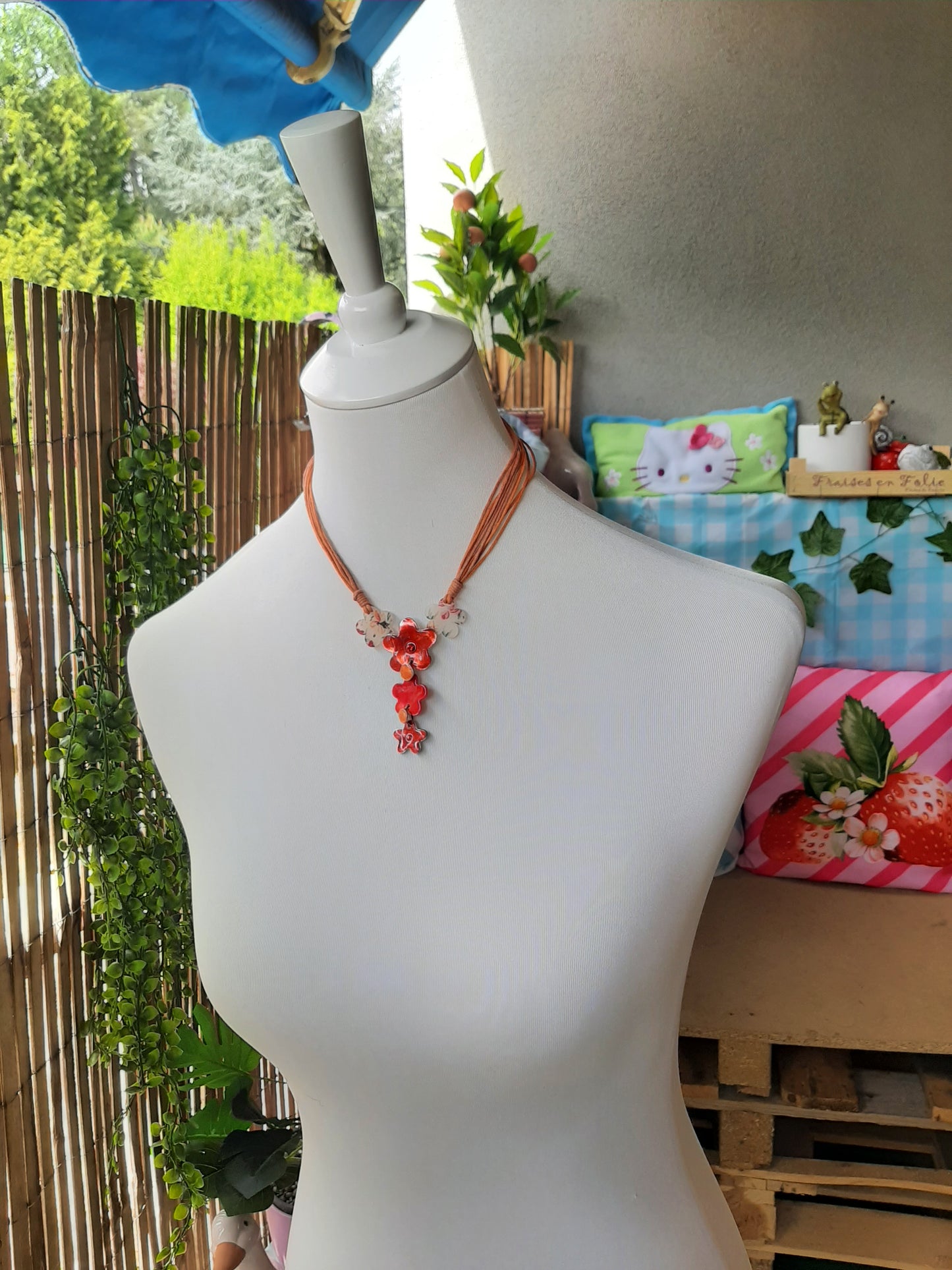 Collier orange et ses fleurs rouges
