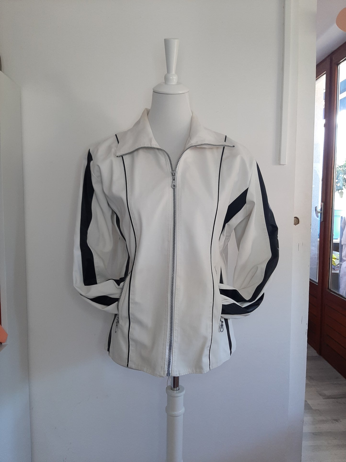 Veste imperméable blanc et noir