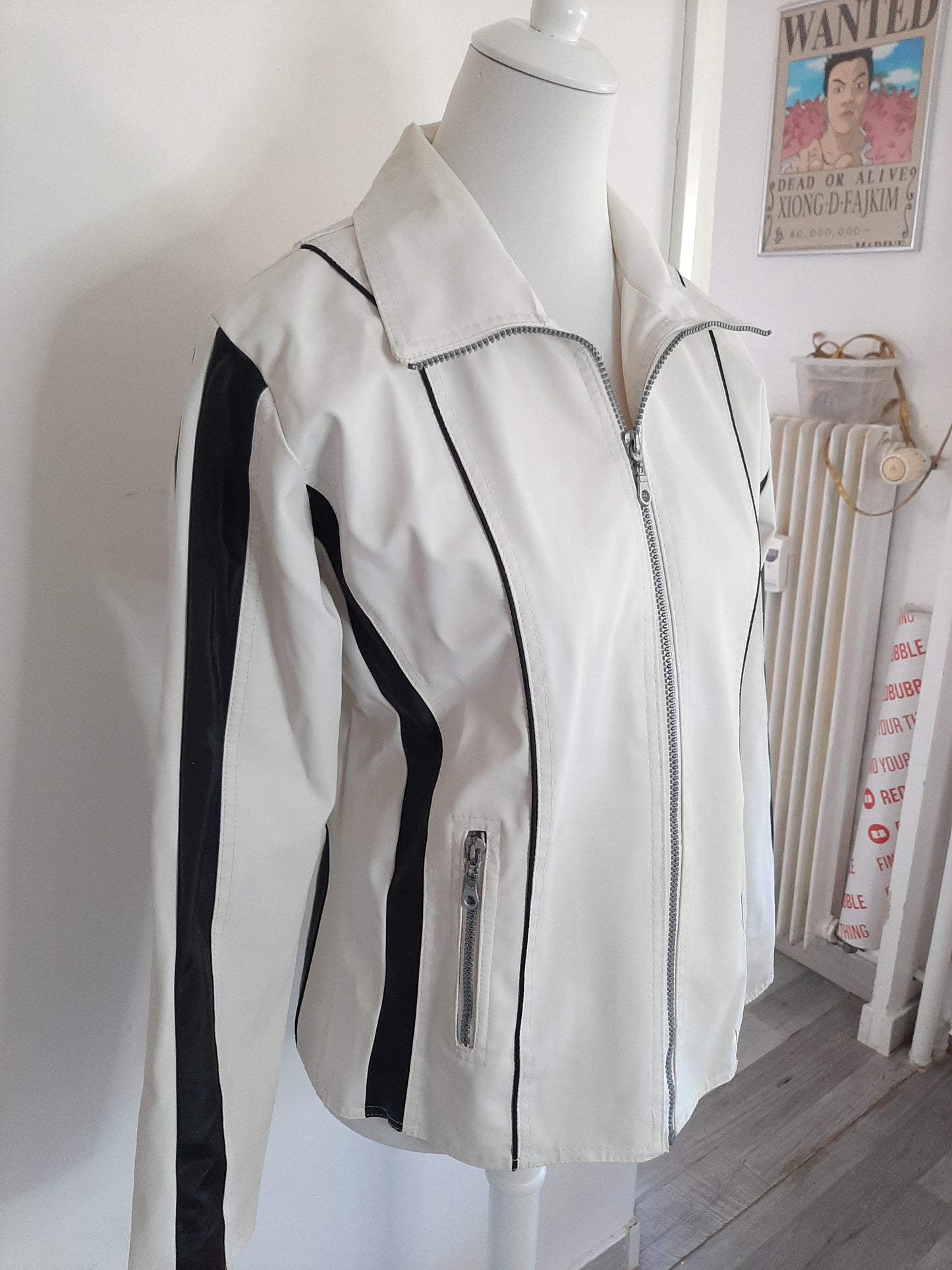 Veste imperméable blanc et noir