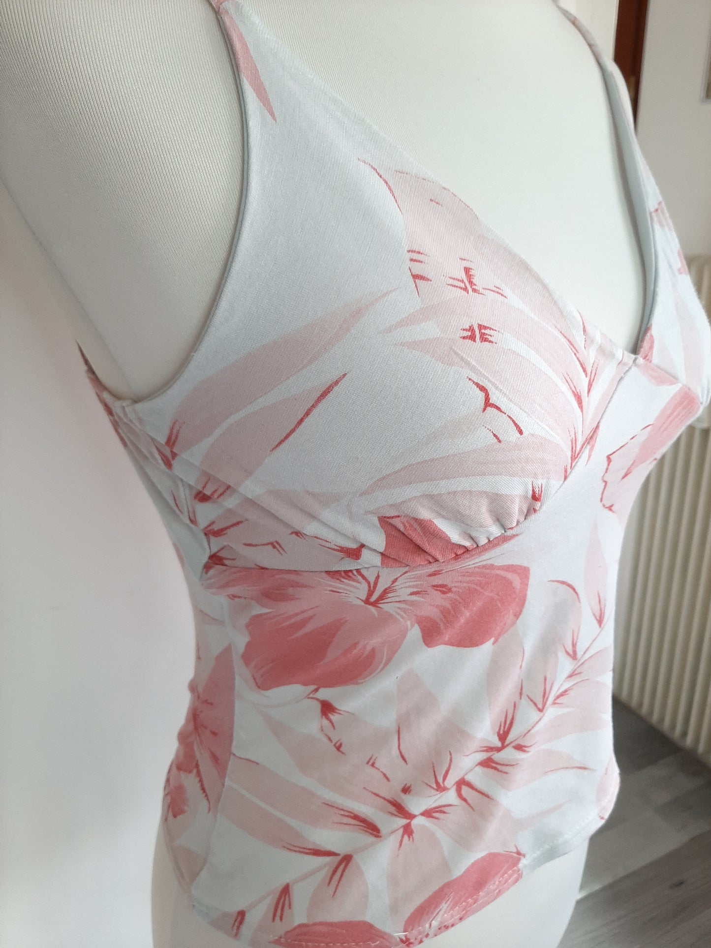 Top à bretelle blanc motif fleuri rose