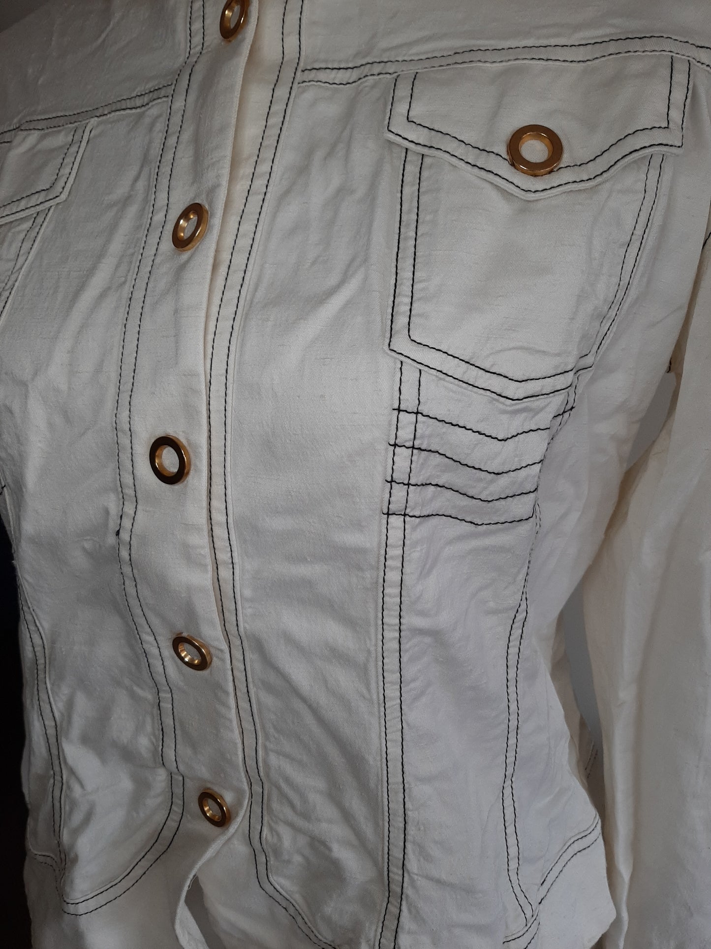 Veste blanche avec noeud en dentelle dans le dos