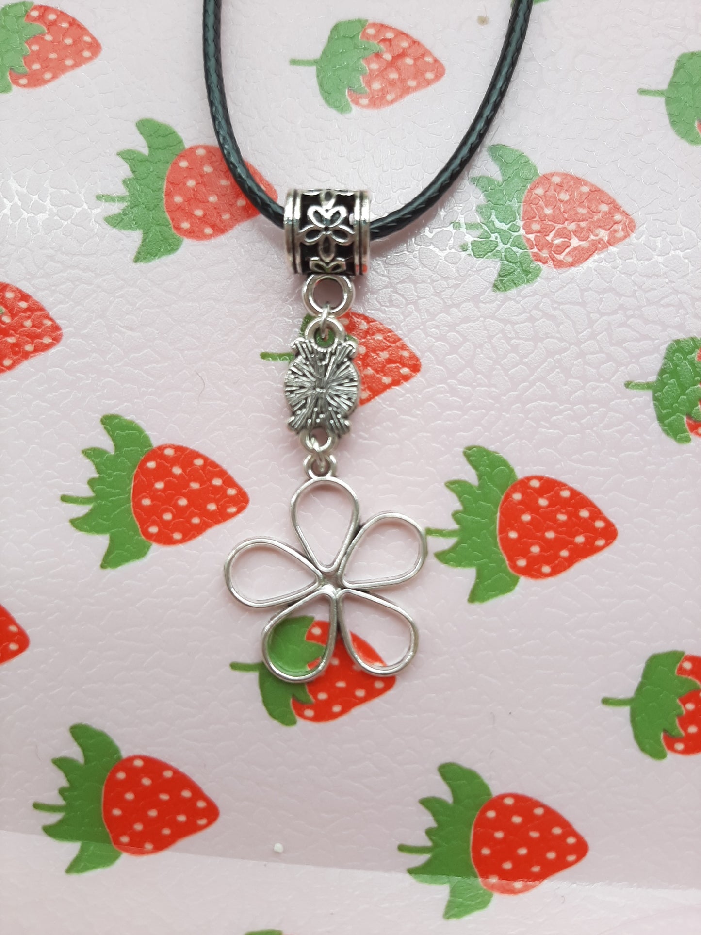 Collier cordon noir et fleur en métal