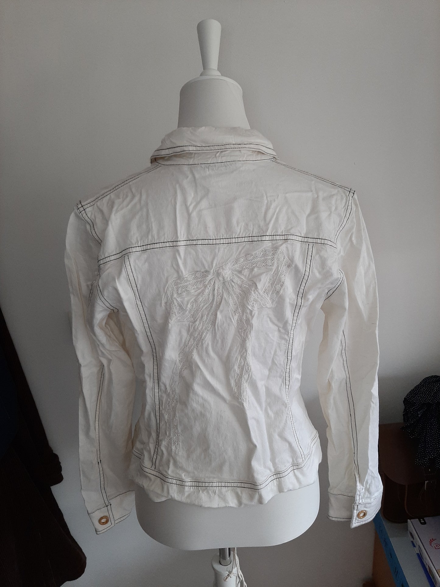 Veste blanche avec noeud en dentelle dans le dos