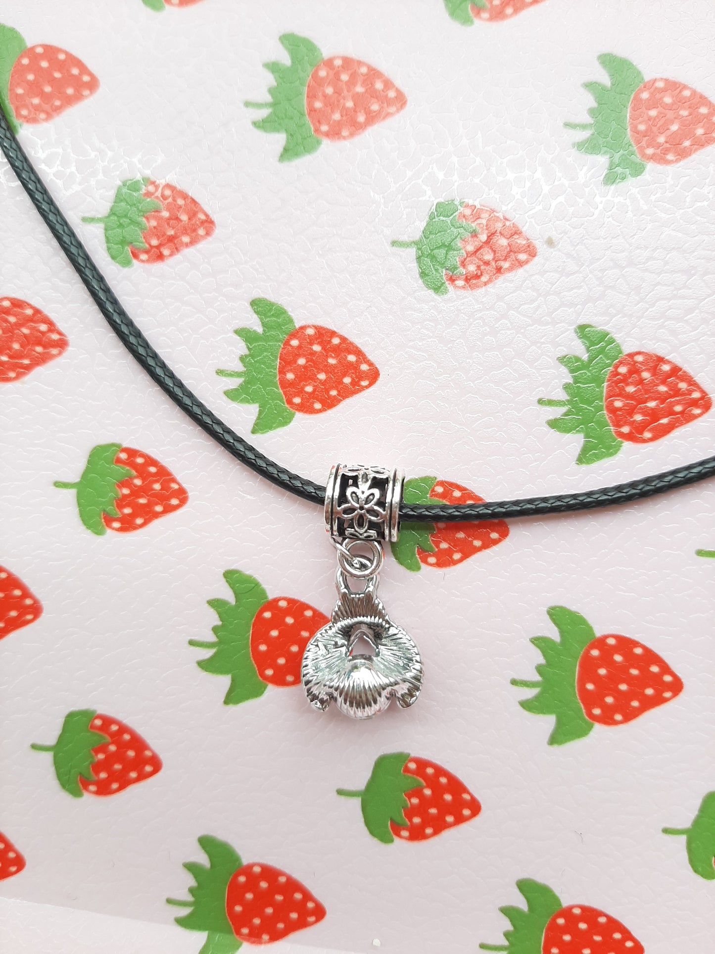 Collier cordon noir coccinelle