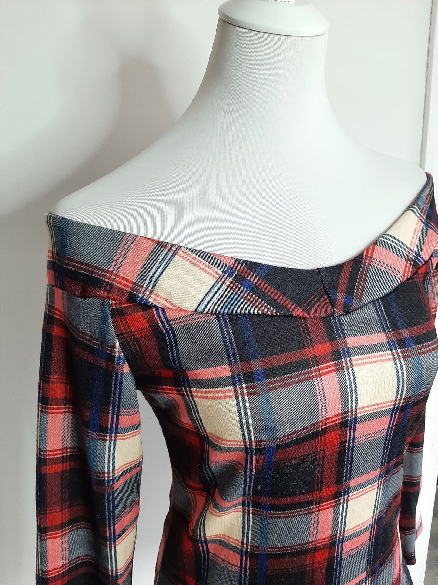 Top épaule dénudé tartans rouge et noir