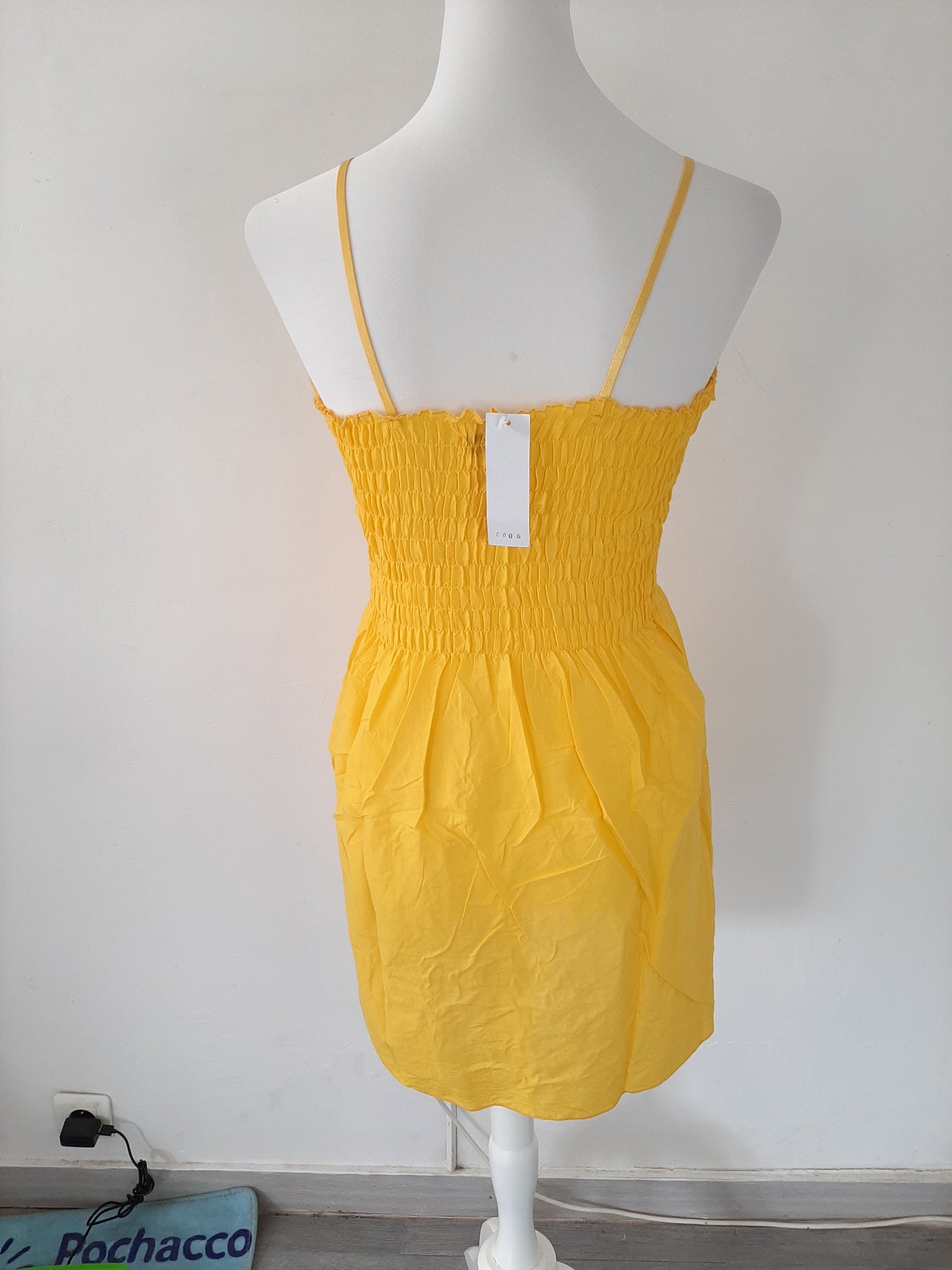 Top à bretelle jaune avec broderie fleuri blanc