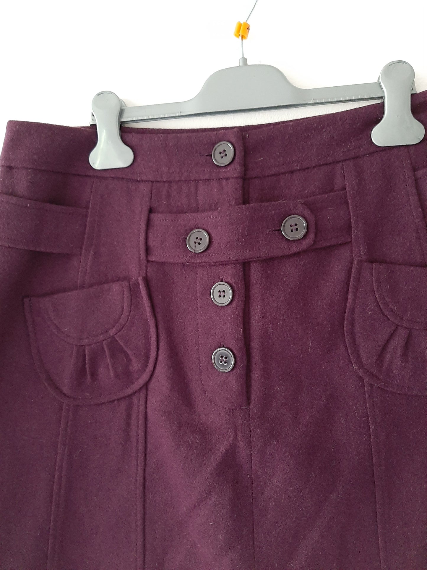 Jupe épaisse violette avec ceinture et boutons