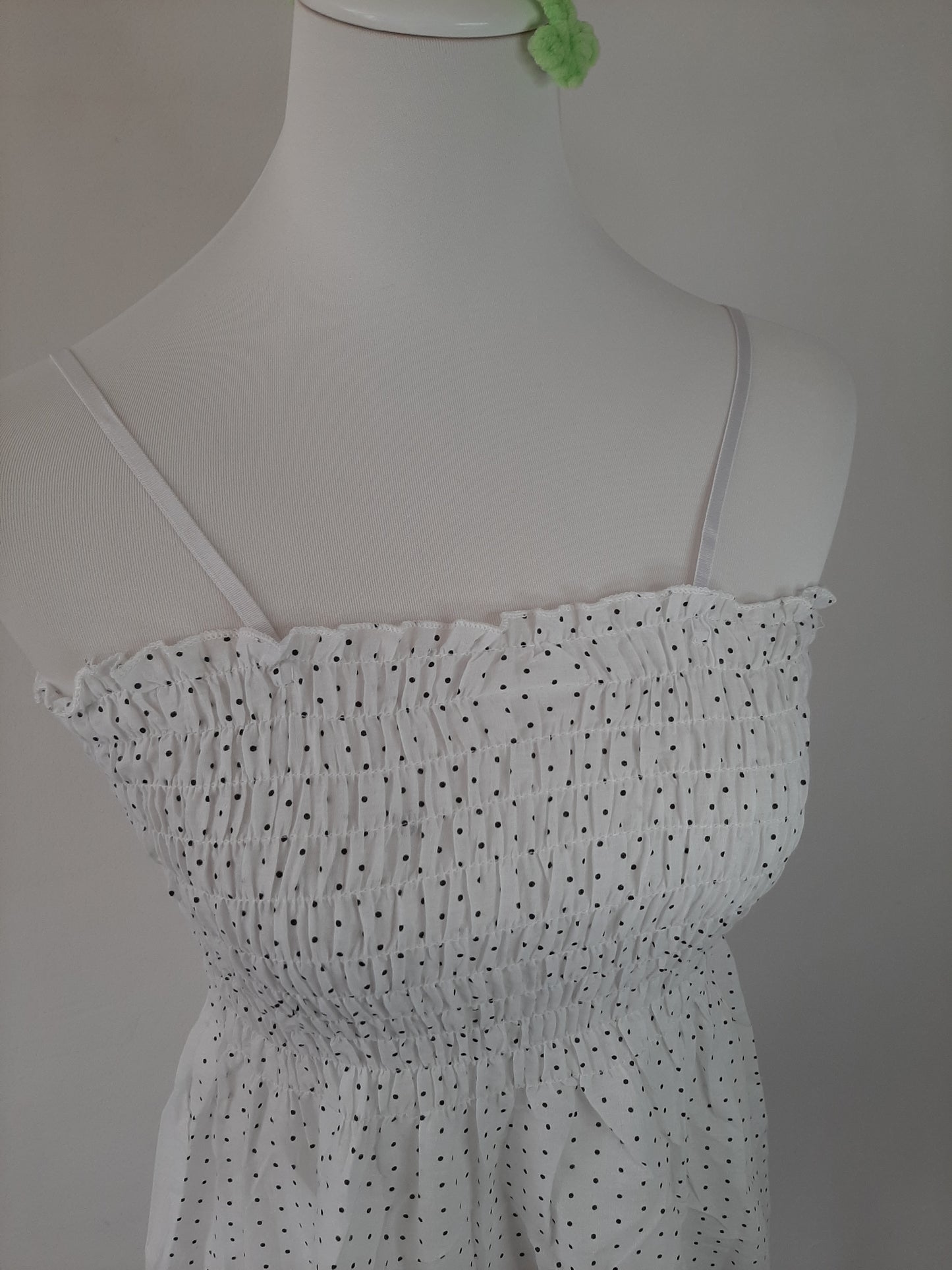 Top à bretelle blanc avec broderie fleuri noir