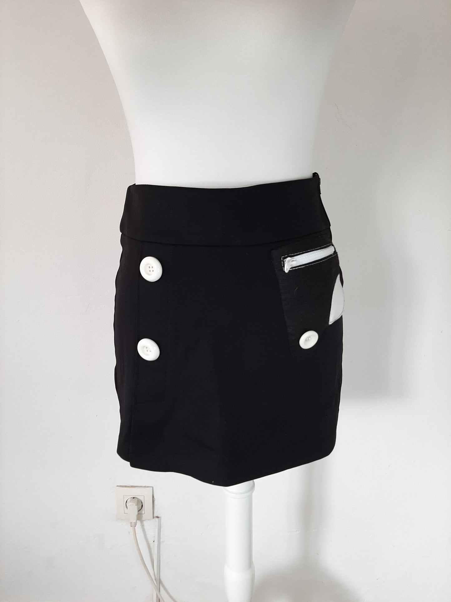 Mini jupe noir avec boutons blanc et poche