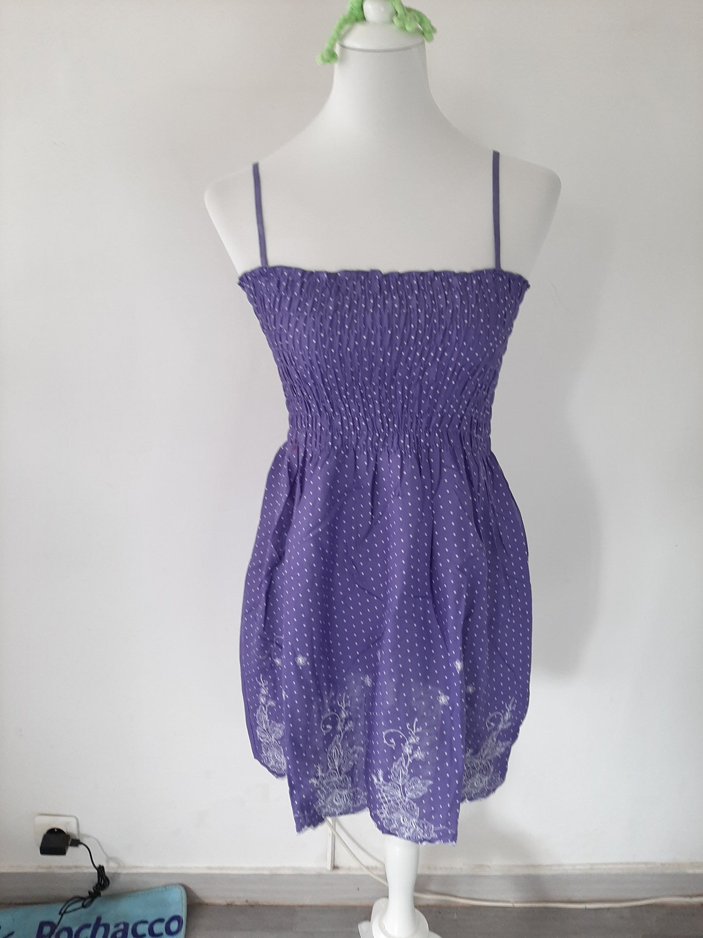 Top a bretelle violet avec broderie fleuri blanc