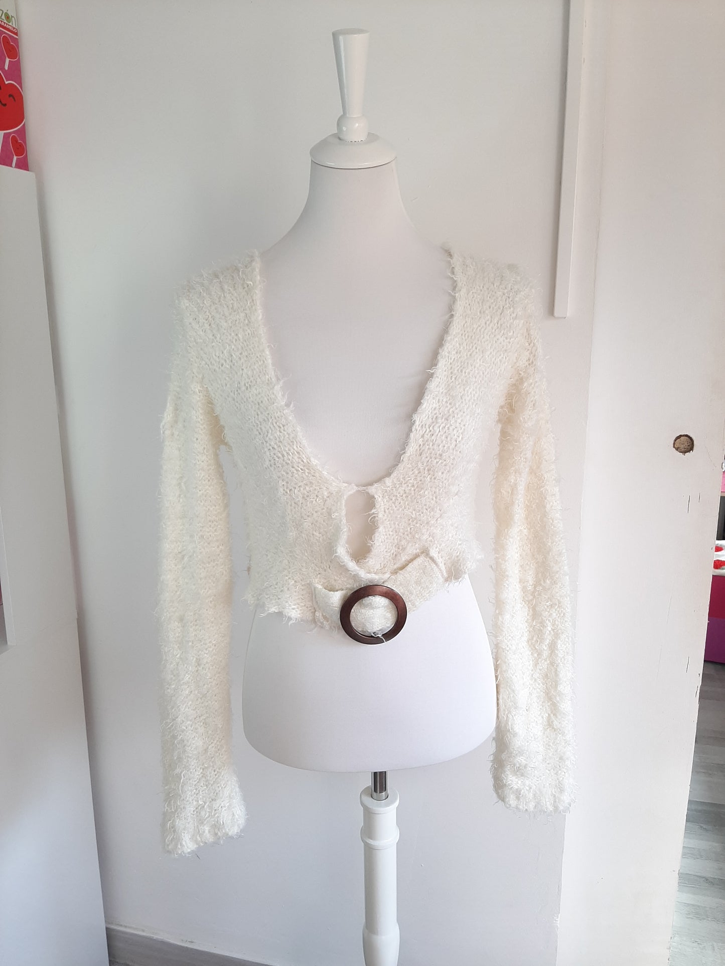 Pull blanc tout doux avec boucle ceinture