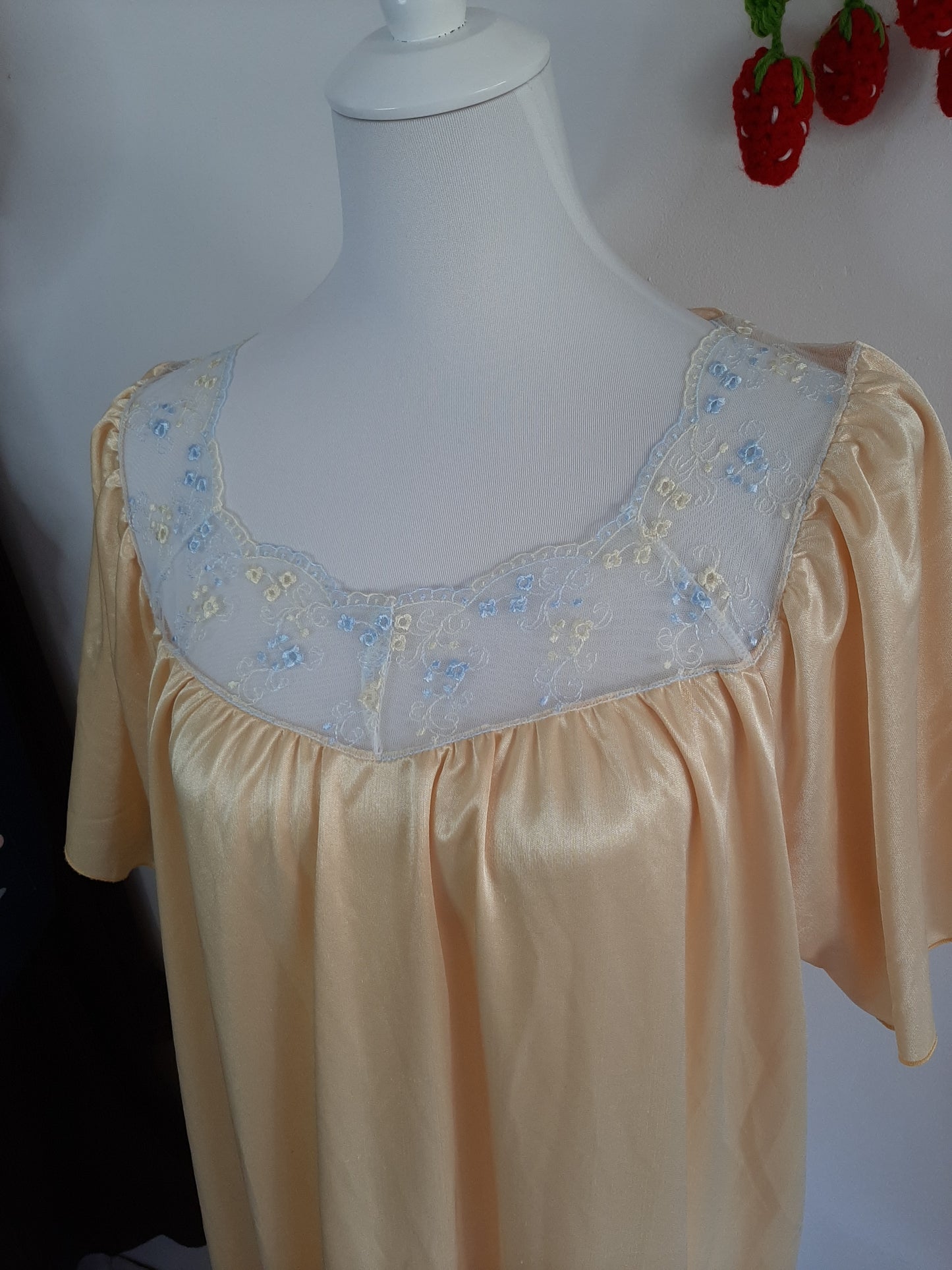 Longue robe de nuit jaune et broderie fleuri