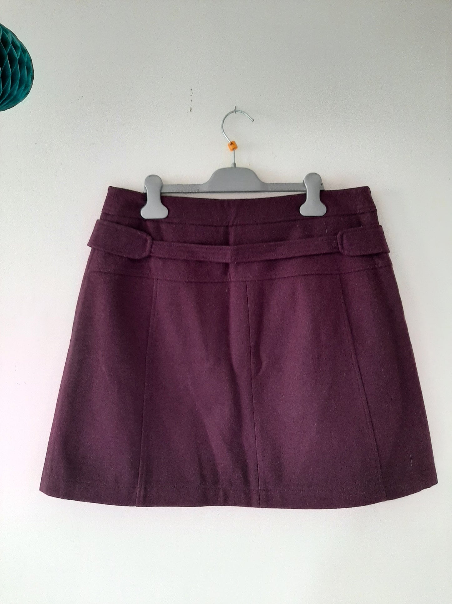 Jupe épaisse violette avec ceinture et boutons