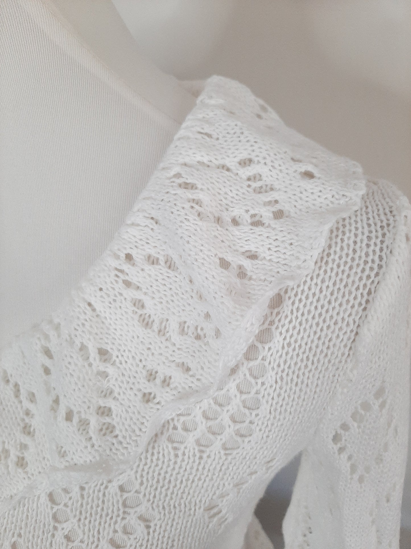 Pull fin blanc à trou