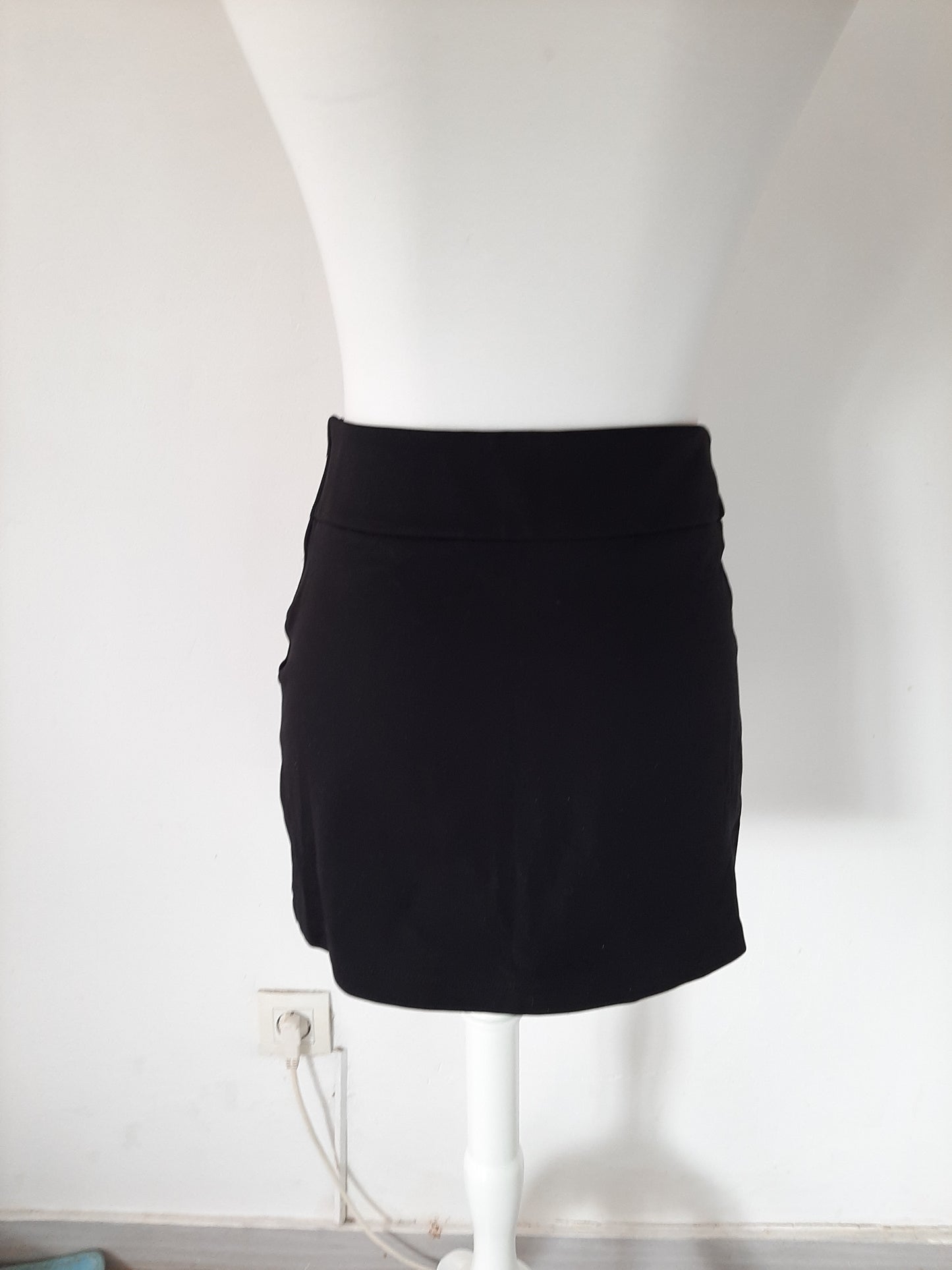 Mini jupe noir avec boutons blanc et poche