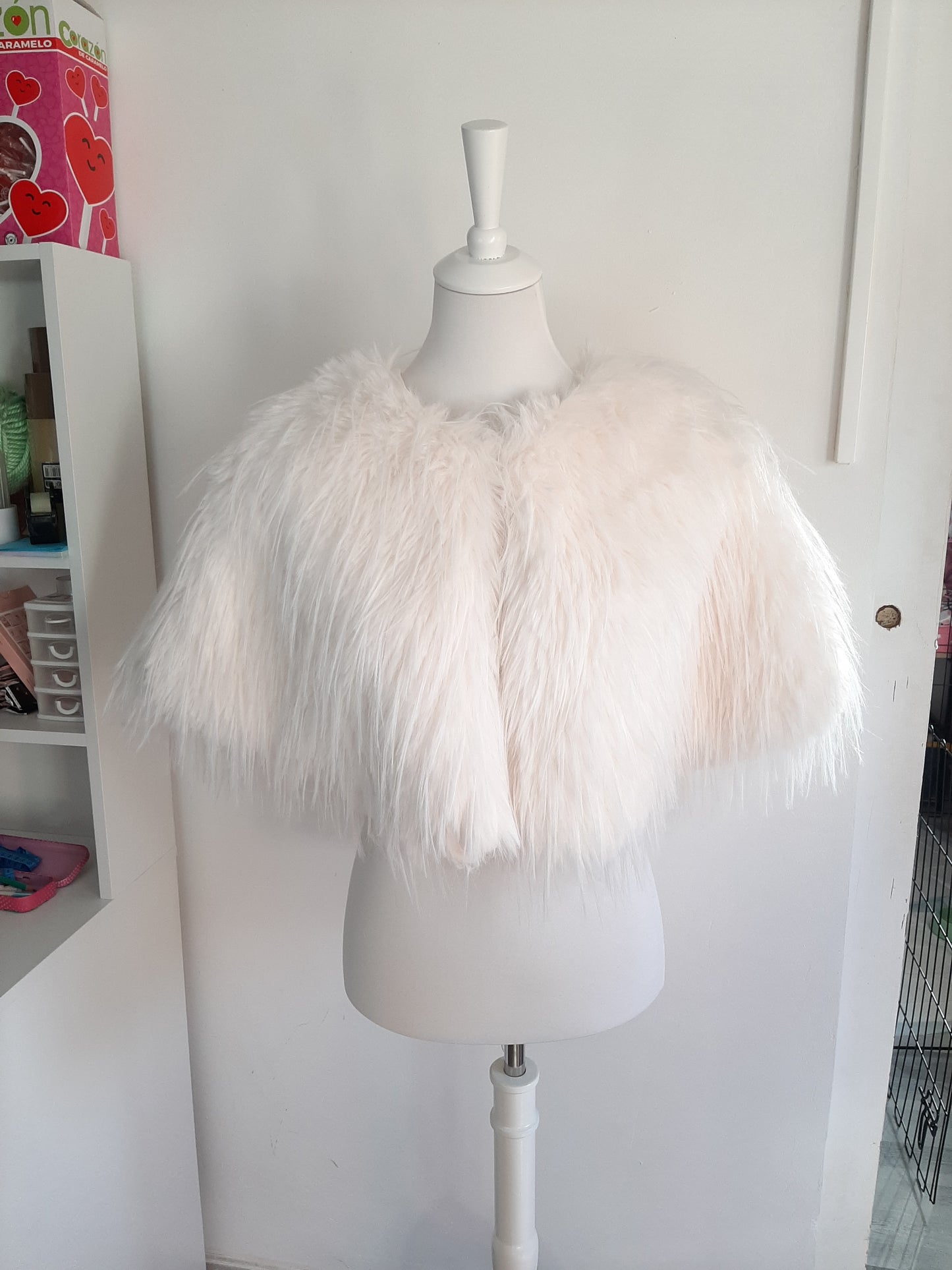 Cape en fausse fourrure blanche