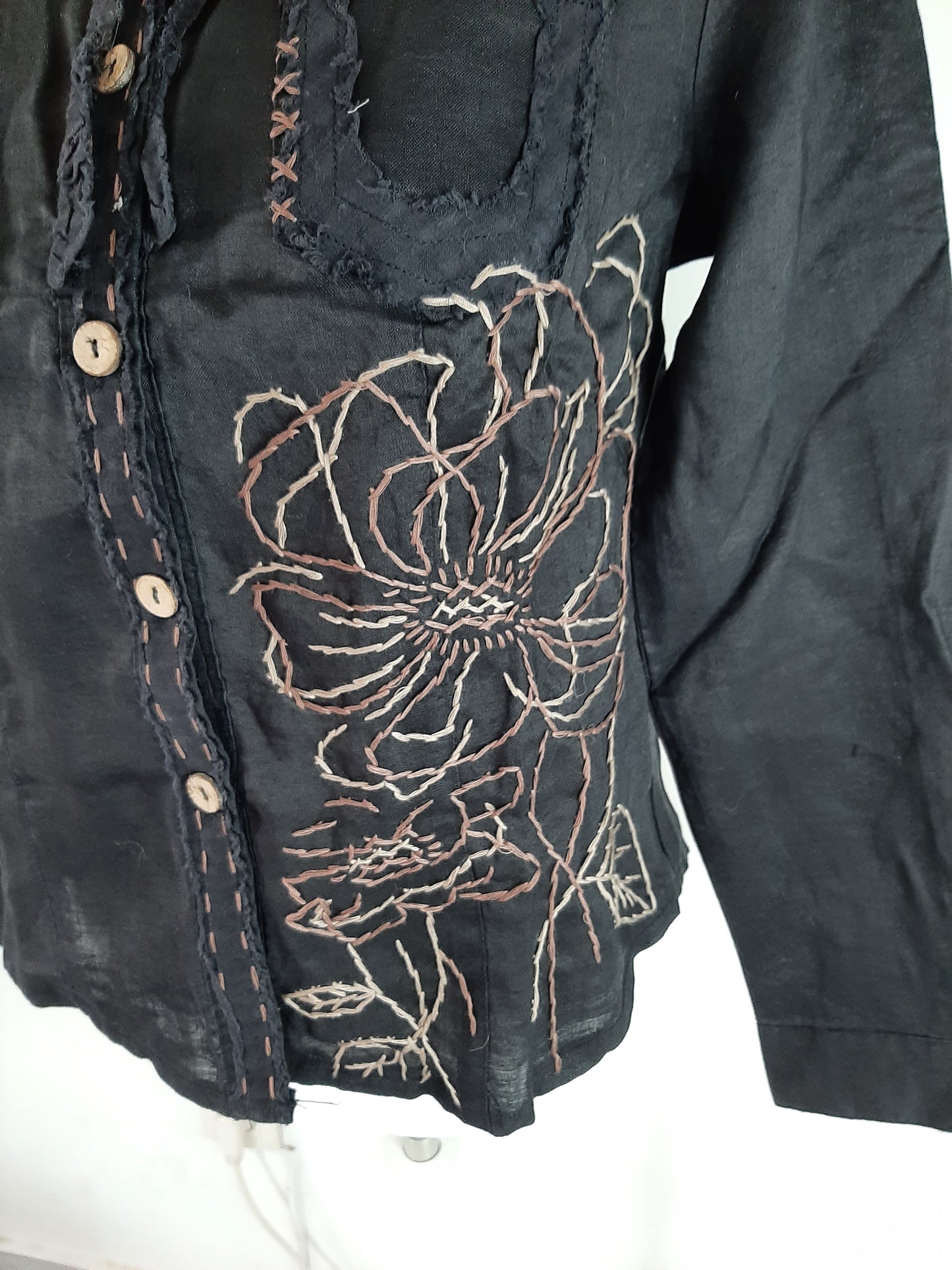 Chemise noir avec broderie marron fleuri