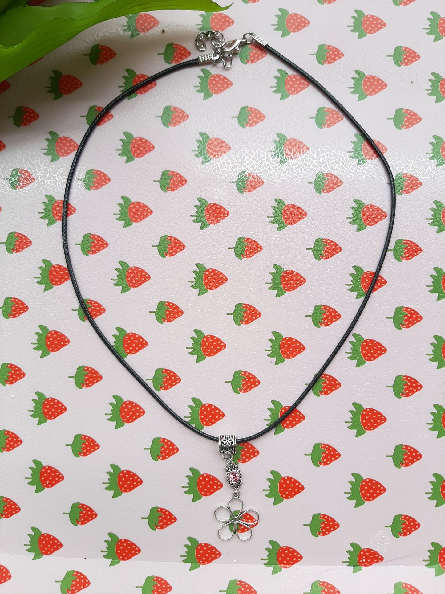 Collier cordon noir et fleur en métal