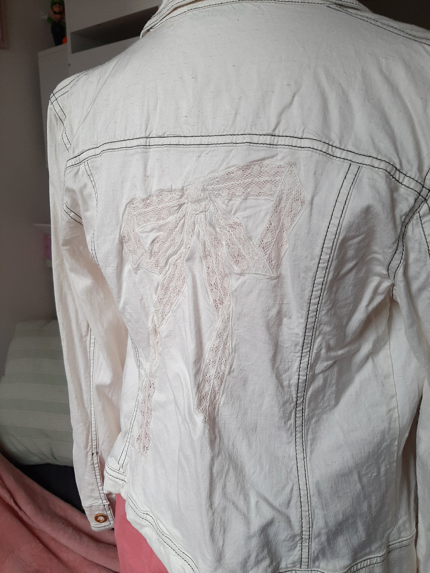 Veste blanche avec noeud en dentelle dans le dos