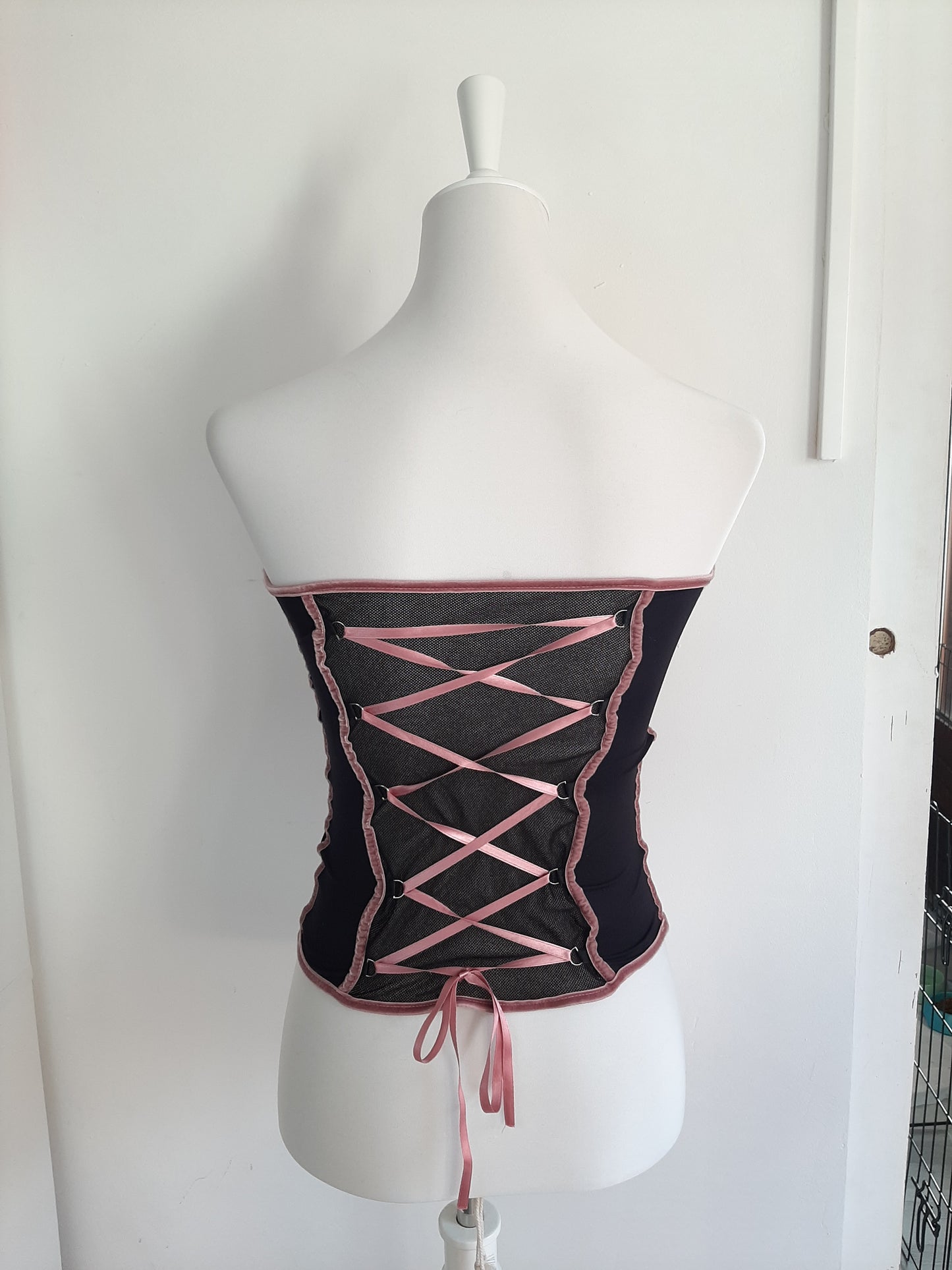 Bustier noir et rose avec lassage